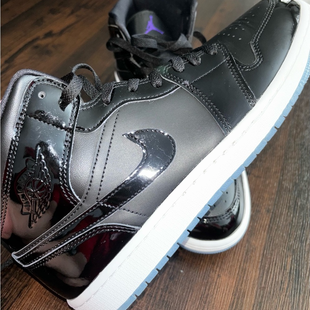 Jordan 1 Mid SE Space Jam.